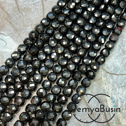 Агат черный, кубик ок. 7.5 мм с микроогранкой ювелирн.качества (1/2 нити, ок. 25 шт.)