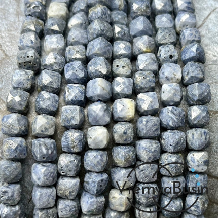 Коралл губчатый тонир., кубик ок. 7.5 мм с микроогранкой ювелирн.качества (1/2 нити, ок. 25 шт.)