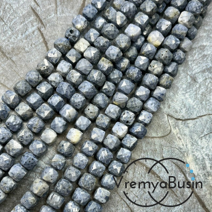 Коралл губчатый тонир., кубик ок. 7.5 мм с микроогранкой ювелирн.качества (1/2 нити, ок. 25 шт.)