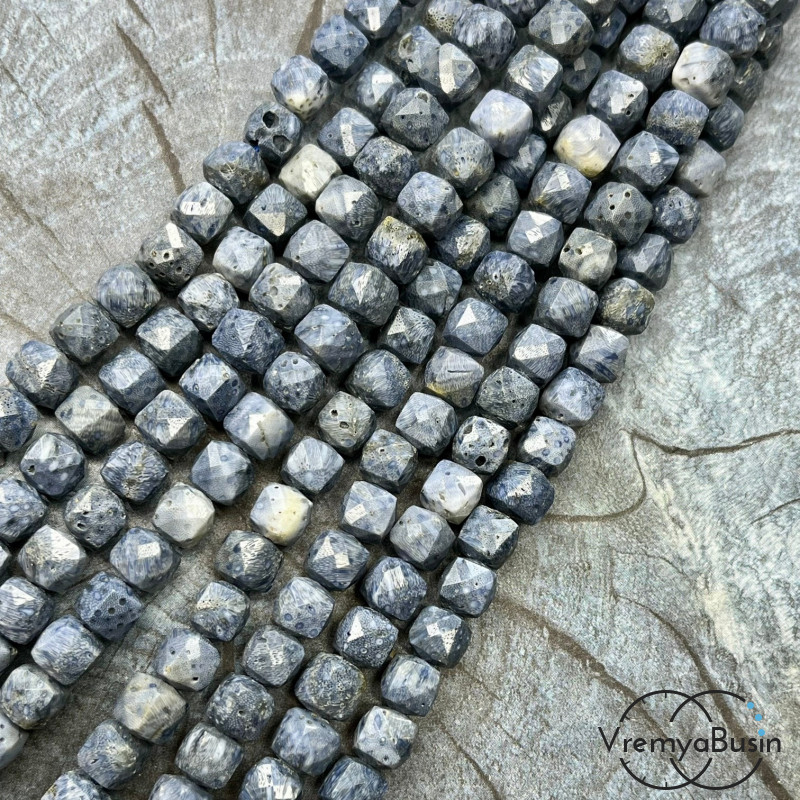 Коралл губчатый тонир., кубик ок. 7.5 мм с микроогранкой ювелирн.качества (1/2 нити, ок. 25 шт.)