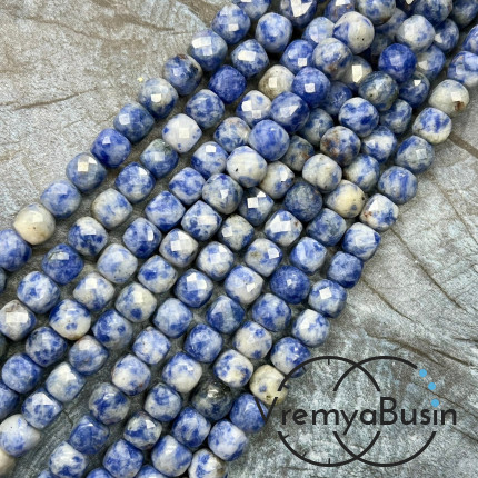 Азурит, кубик ок. 7.5 мм с микроогранкой ювелирн.качества (1/2 нити, ок. 25 шт.)