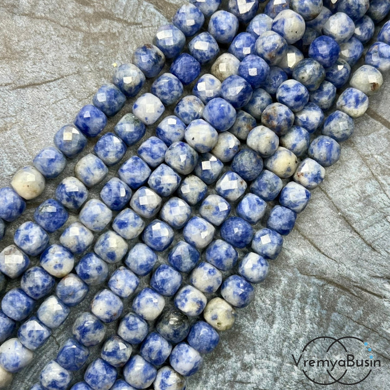 Азурит, кубик ок. 7.5 мм с микроогранкой ювелирн.качества (1/2 нити, ок. 25 шт.)
