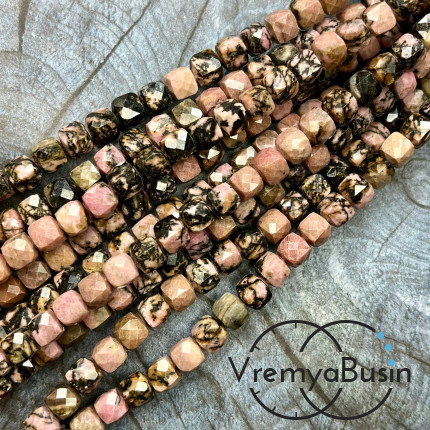 Родонит, кубик ок. 7.5 мм с микроогранкой ювелирн.качества (1/2 нити, ок. 25 шт.)