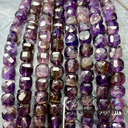 Аметист, кубик ок. 7.5 мм с микроогранкой ювелирн.качества (1/2 нити, ок. 25 шт.)