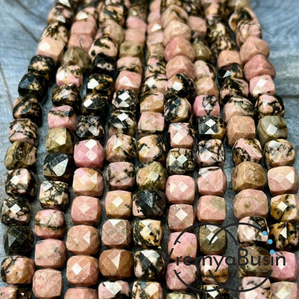 Родонит, кубик ок. 7.5 мм с микроогранкой ювелирн.качества (1/2 нити, ок. 25 шт.)