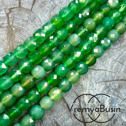 Агат тонир. зеленый, кубик ок. 8.5 мм с микроогранкой ювелирн.качества (1/2 нити, ок. 20 шт.)