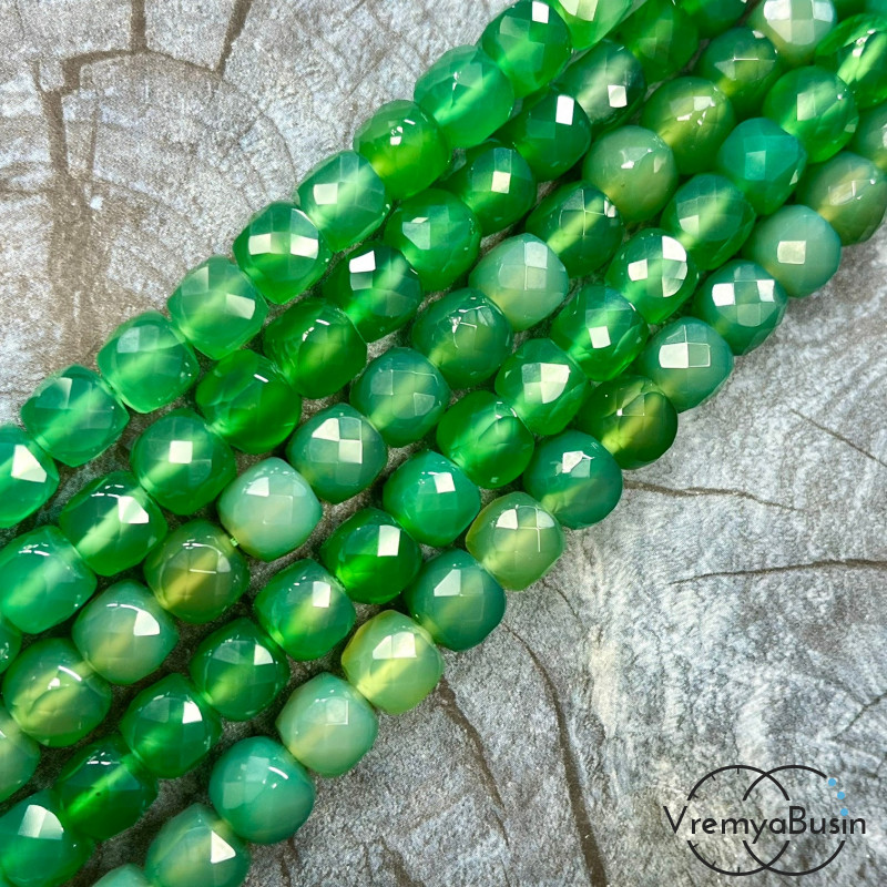 Агат тонир. зеленый, кубик ок. 8.5 мм с микроогранкой ювелирн.качества (1/2 нити, ок. 20 шт.)