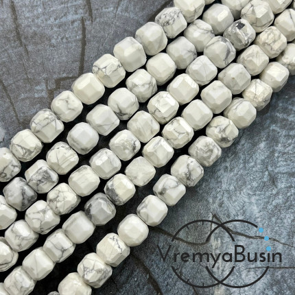 Кахолонг (магнезит), кубик ок. 8.5 мм с микроогранкой ювелирн.качества (1/2 нити, ок. 20 шт.)