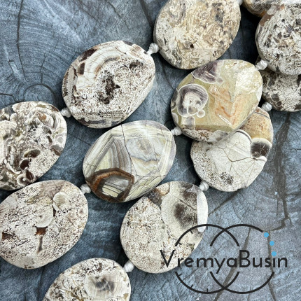 Яшма, крупные граненые овальные бусины ок. 30х40х8 мм (нить, ок. 9 шт.)