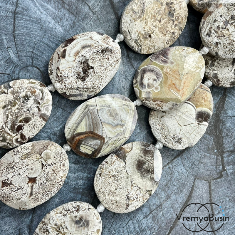 Яшма, крупные граненые овальные бусины ок. 30х40х8 мм (нить, ок. 9 шт.)