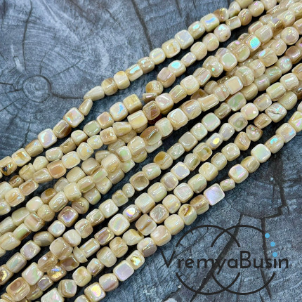 Перламутр с переливающимся покрытием, галтовка куб ок. 6 мм (нить, ок. 60  шт.)