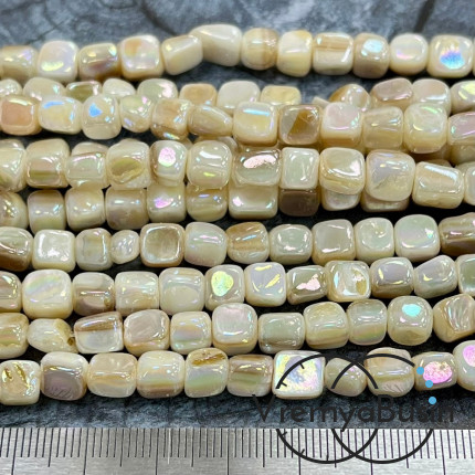 Перламутр с переливающимся покрытием, галтовка куб ок. 6 мм (нить, ок. 60  шт.)