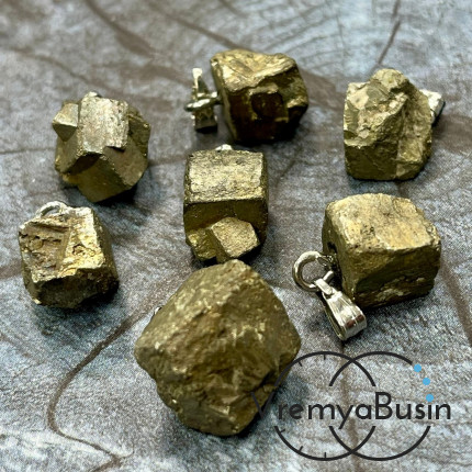 Пирит натур., квадратный скол ок. 10-12 мм, кулон из камня в асс. (1 шт.)