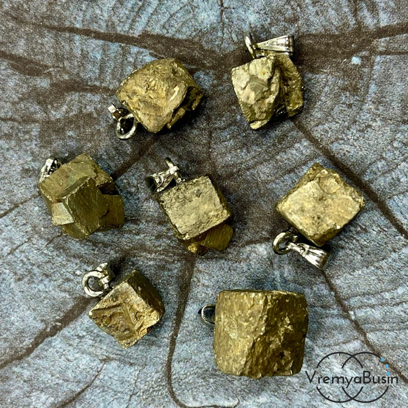 Пирит натур., квадратный скол ок. 10-12 мм, кулон из камня в асс. (1 шт.)