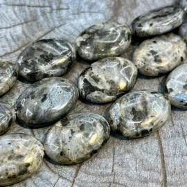 Ларвикит - черный лабрадор, овал плоский 18х25 мм (1/2 нити, ок. 8 шт.)