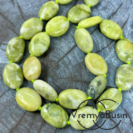 Жадеит, овал плоский 13х18мм (1/2 нити, ок. 11 шт.)