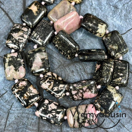 Родонит, прямоугольник плоский 13х18 мм (1/2 нити, ок. 10 шт.)