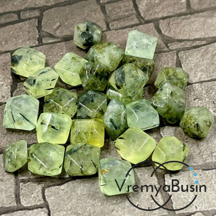 Пренит, бусины свободной огранки ок. 7х10 мм (1 шт.)