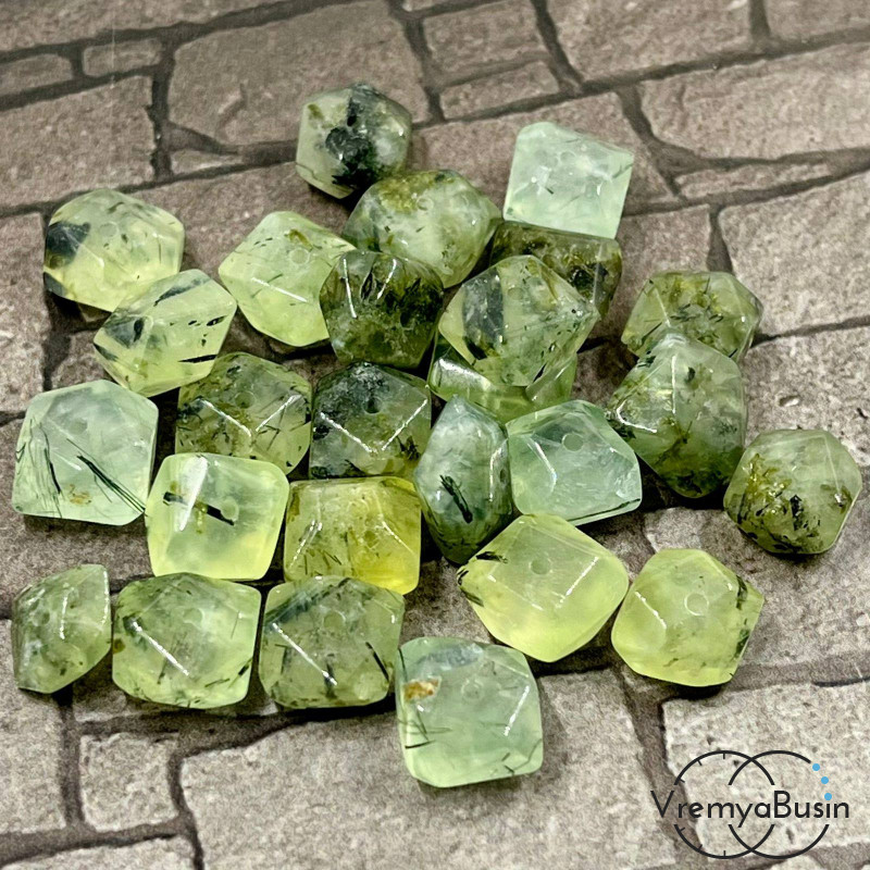 Пренит, бусины свободной огранки ок. 7х10 мм (1 шт.)