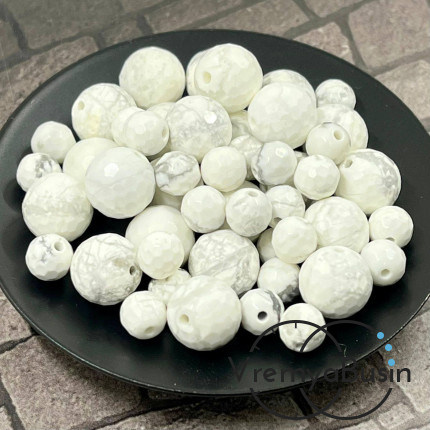 Кахолонг белый граненый шарик 4-6-8-10-12 мм (1 шт.)