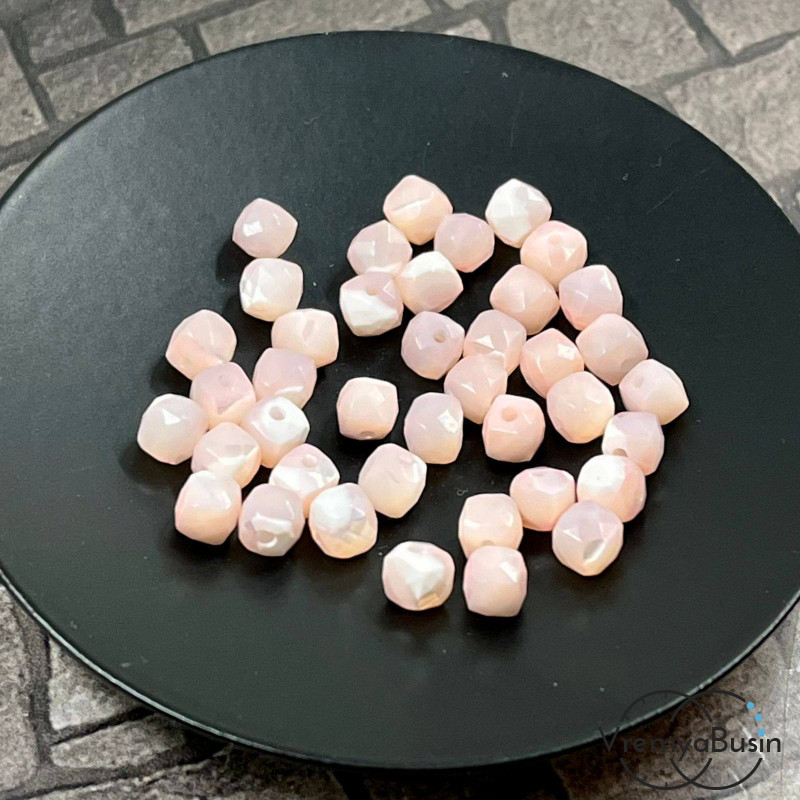 Перламутр натур., кубик граненый ок. 4.5 мм, цв.  бледно-розовый   (упак. 10  шт.)