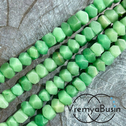 Нефрит, бусины свободной огранки ок. 15х18 мм (нить, ок. 50 шт.)
