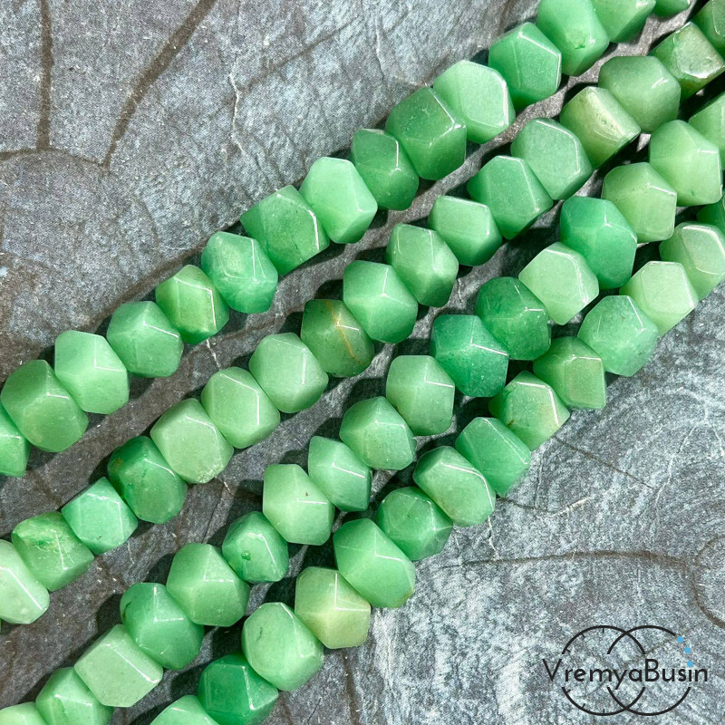 Нефрит, бусины свободной огранки ок. 15х18 мм (нить, ок. 50 шт.)