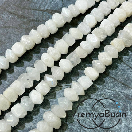 Лунный камень, бусины свободной огранки ок. 15х18 мм (нить, ок. 50 шт.)