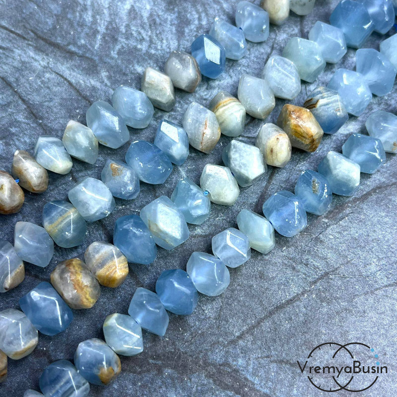 Халцедон, бусины свободной огранки ок. 15х18 мм (нить, ок. 50 шт.)