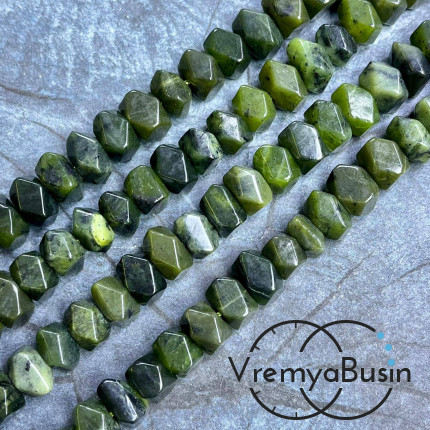 Нефрит байкальский, бусины свободной огранки ок. 15х18 мм (нить, ок. 50 шт.)