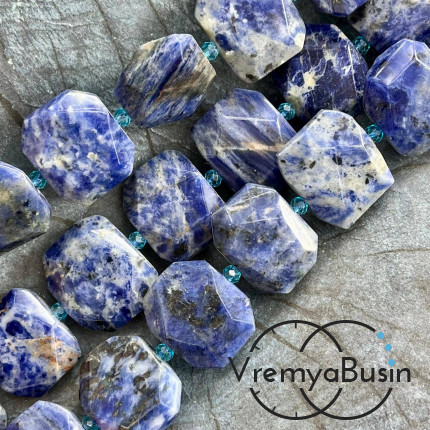 Содалит, плоские бусины свободной огранки, ок. 25х20х6 мм (1/2 нити, ок. 8 шт.)