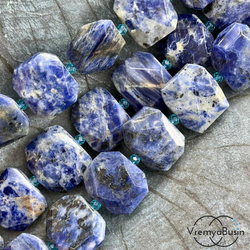 Содалит, плоские бусины свободной огранки, ок. 25х20х6 мм (1/2 нити, ок. 8 шт.) Содалит, плоские бусины свободной огранки, ок. 25х20х6 мм (1/2 нити, ок. 8 шт.)