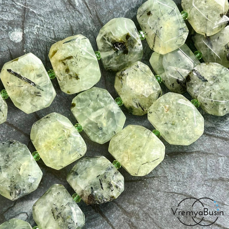 Пренит, плоские бусины свободной огранки, ок. 25х20х6 мм (1/2 нити, ок. 8 шт.)