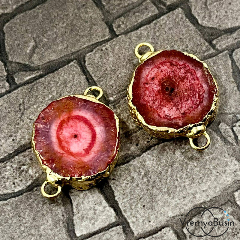 Коннектор из жеоды агата в металле под золото, ок. 20х25 мм, цв. красный (1 шт.)