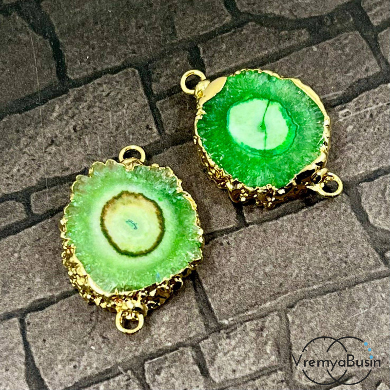 Коннектор из жеоды агата в металле под золото, ок. 20х25 мм, цв. зеленый (1 шт.)