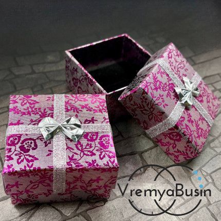 Коробочка подарочная с рисунком, 6х6х4 см, цв.     малиновый    (1 шт.)