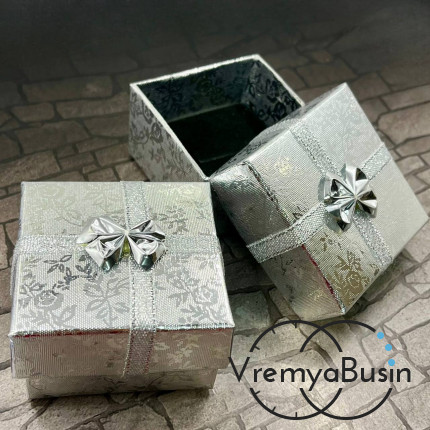 Коробочка подарочная с рисунком, 6х6х4 см, цв.     серебряный    (1 шт.)