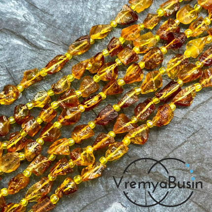 Янтарь натур., кусочки ок. 10х12 мм (нить, ок. 25-27 шт.)