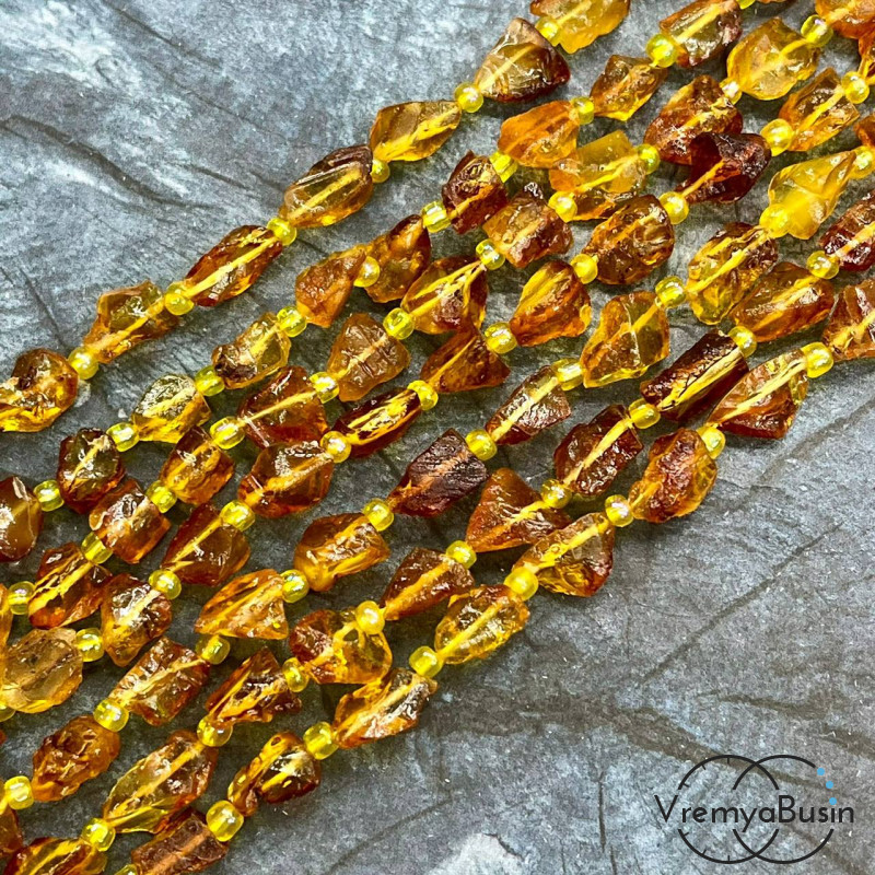 Янтарь натур., кусочки ок. 10х12 мм (нить, ок. 25-27 шт.)