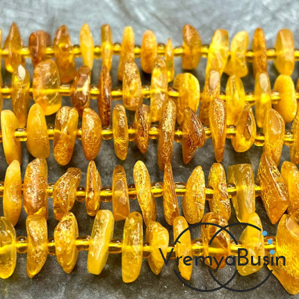 Янтарь натур., чипсы плоские ок. 13-14х3-5  мм (нить, ок. 70 шт.)