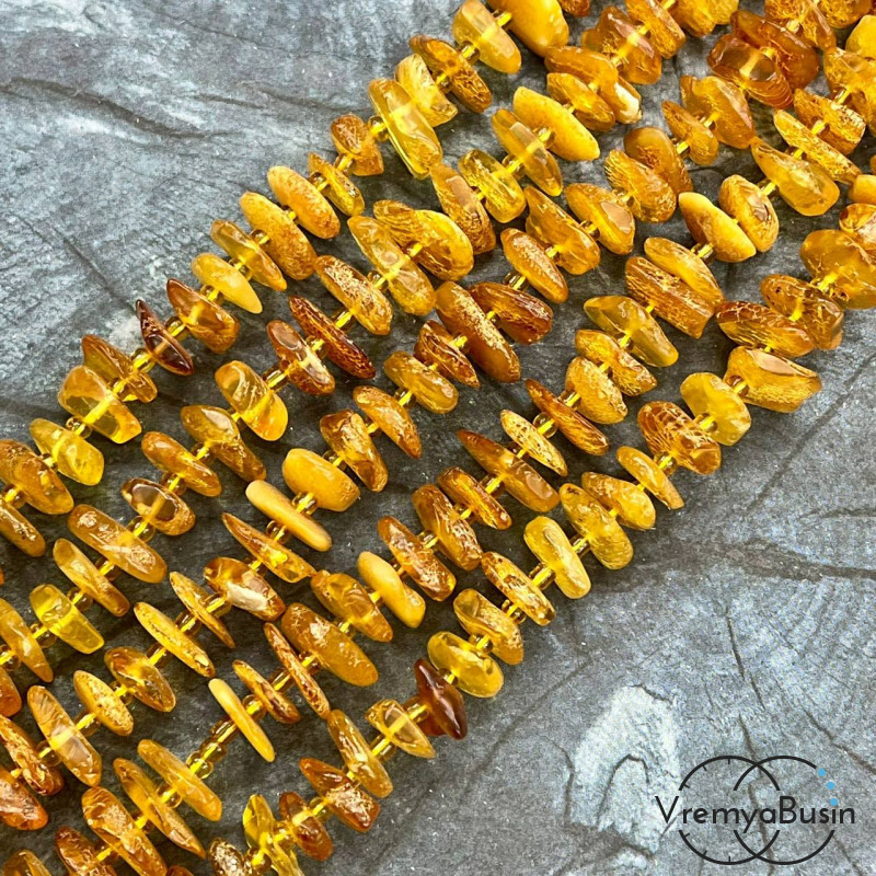 Янтарь натур., чипсы плоские ок. 13-14х3-5  мм (нить, ок. 70 шт.)