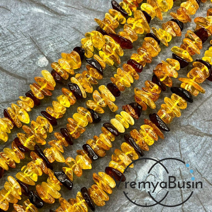 Янтарь натур., чипсы плоские ок. 13-14х3-5  мм (нить, ок. 110 шт.)