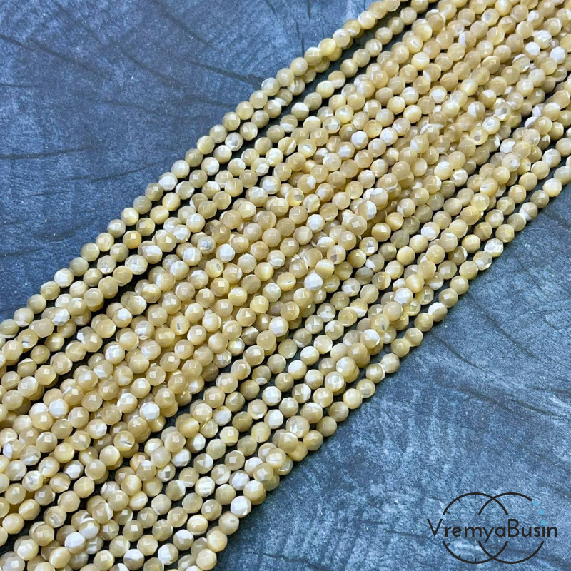 Перламутр натур., шарик граненый 4 мм, цв. кремовый    (нить, ок.        90   шт.)