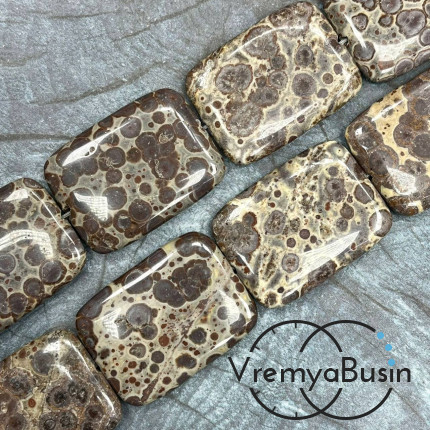 Яшма,      крупные плоские прямоугольники, ок. 30х40х8 мм      (нить, ок. 10 шт.)