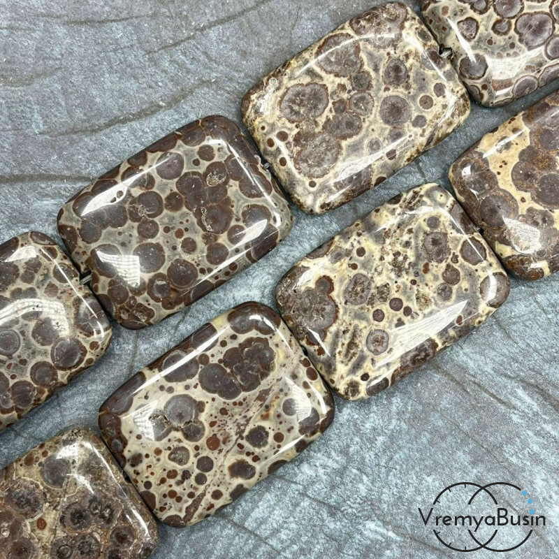 Яшма,      крупные плоские прямоугольники, ок. 30х40х8 мм      (нить, ок. 10 шт.)