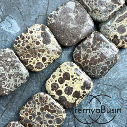 Яшма,     крупные плоские квадраты, ок. 40х40х8 мм        (нить, ок. 10 шт.)