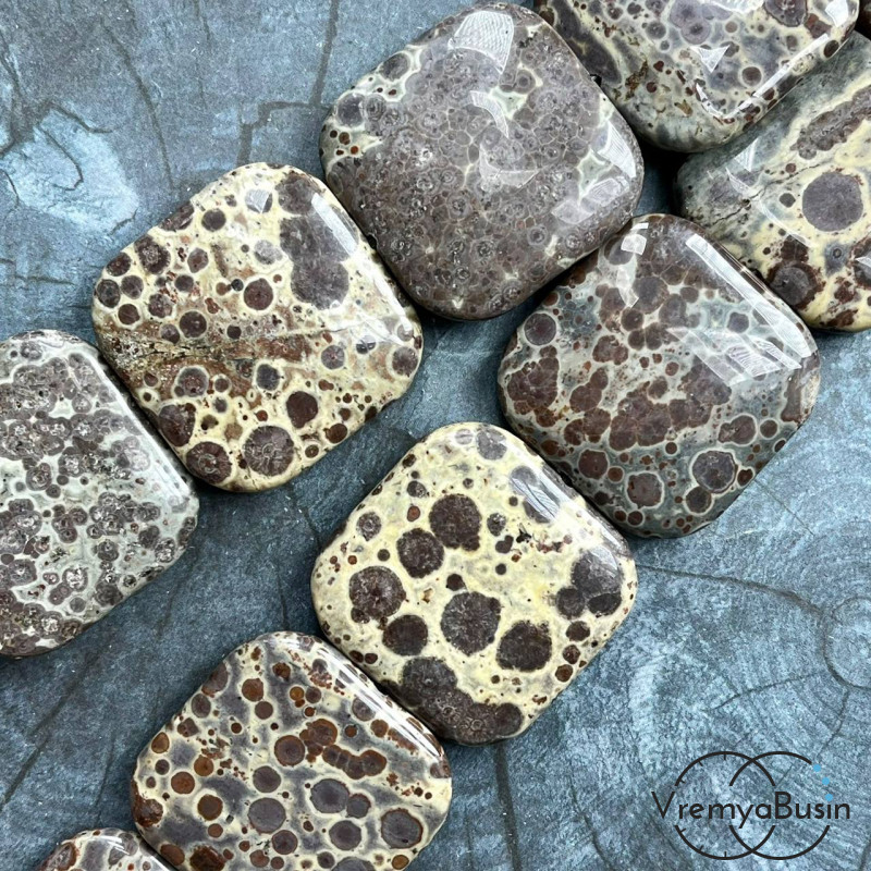 Яшма,     крупные плоские квадраты, ок. 40х40х8 мм        (нить, ок. 10 шт.)