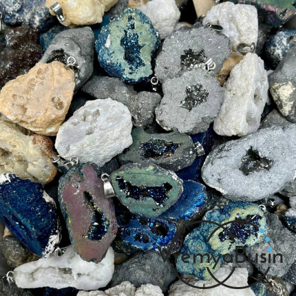 Агат титановый с друзой, ок. 20 мм. Кулон из камня в ассортименте (1 шт.)