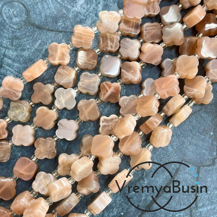 Солнечный камень. Бусины клевер гладкие ок.  12х5 мм (нить, ок. 28 шт.)