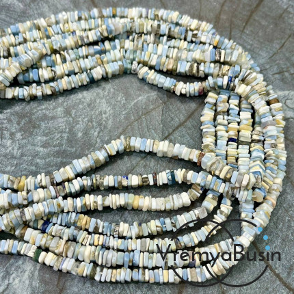 Опал голубой, бусины чипсы квадратные, ок. 5 мм (нить, ок. 40 см.) 